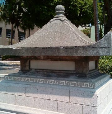 高雄市立歴史博物館前の石の灯籠